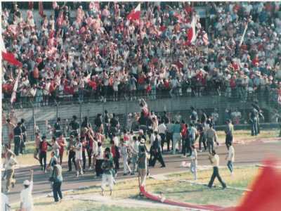 Davanti a quella festosa invasione, nessuno dei calciatori scapp� negli spogliatoi 